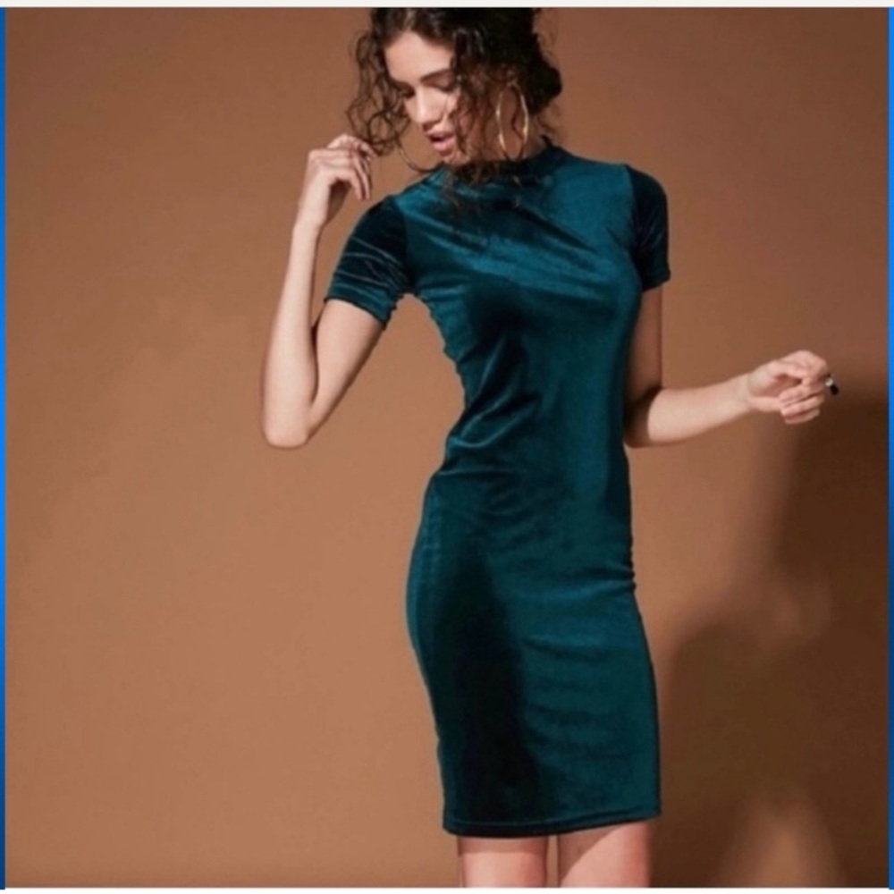NWOT ZARA TRAFALUC GREEN VELVET DRESS